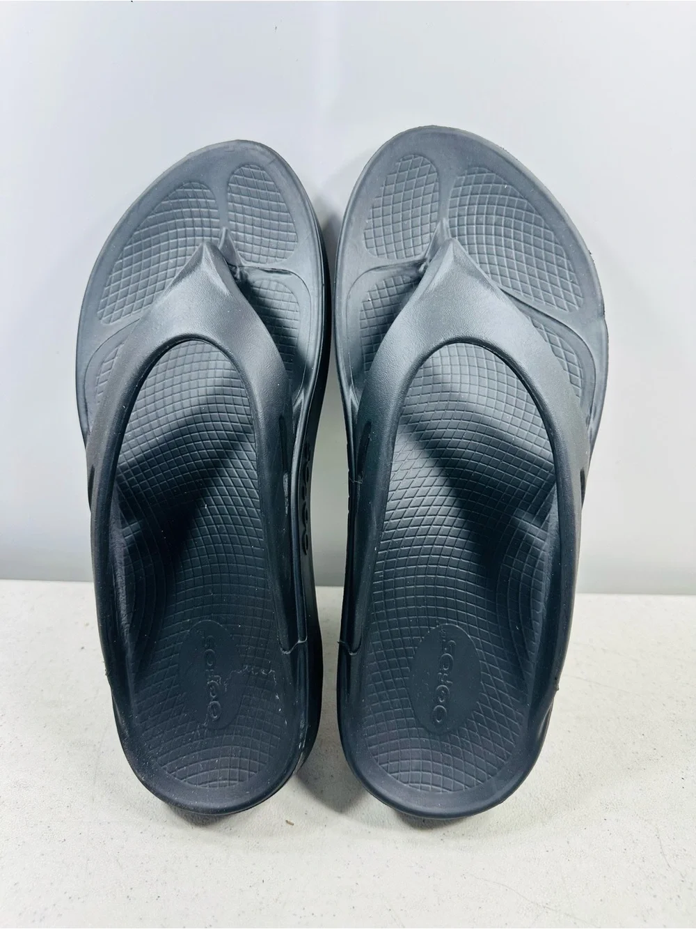 OOFOS OOriginal recovery sandals in black, size M10.W12